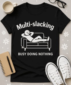 Relaxed casual t-shirt with humorous print about multitasking and laziness, perfect for everyday wear and casual outings.