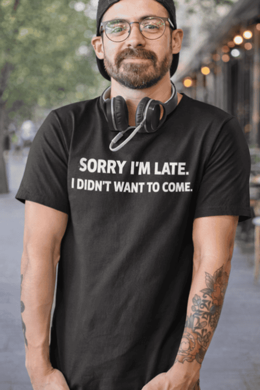 Funny apology t-shirt with bold text, casual streetwear for men, perfect for humorous clothing fans.