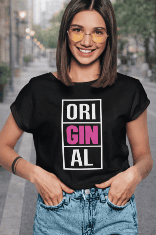 "ORIGINAL" printed T-shirt, stylish casual wear for women, perfect for street fashion and everyday outfits.