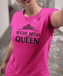 Fun social media queen T-shirt for women, perfect for social media enthusiasts and influencers. Bright pink design with bold text.