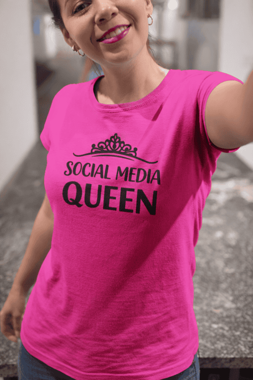 Fun social media queen T-shirt for women, perfect for social media enthusiasts and influencers. Bright pink design with bold text.