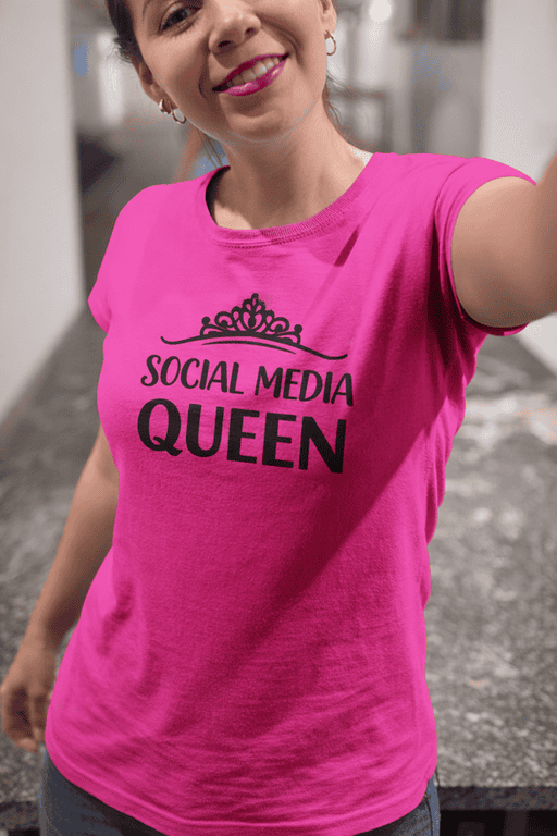 Fun social media queen T-shirt for women, perfect for social media enthusiasts and influencers. Bright pink design with bold text.